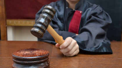 Părinţii din Arad care și-au înfometat și bătut copiii, trimişi în judecată. „Le-au pus în primejdie gravă dezvoltarea fizică şi intelectuală”