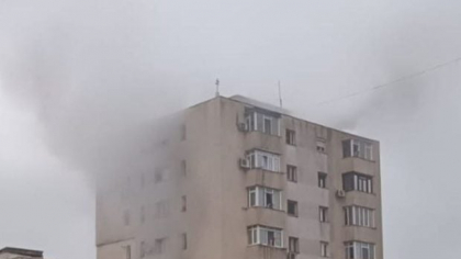 Incendiu în Iași la un apartament dintr-un bloc de zece etaje. Patru oameni au fost duși la spital cu simptome de intoxicaţie cu fum 