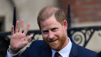 Prinţul Harry mege în Regatul Unit în ziua comemorării morţii reginei Elisabeta a II-a. Speculaţii privind o eventuală reconciliere cu familia regală