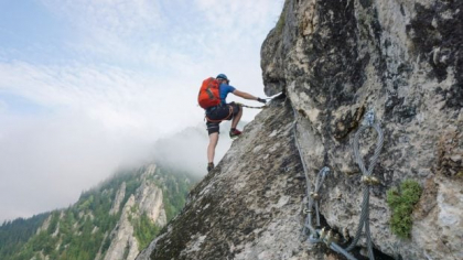 Un alpinist american a supraviețuit unei căderi de 120 de metri și a reușit să ceară ajutor, deși avea hemoragie internă