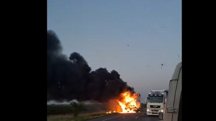 Un bărbat a murit carbonizat în urma unui accident între un TIR şi un autoturism, pe DN2, în Ialomița