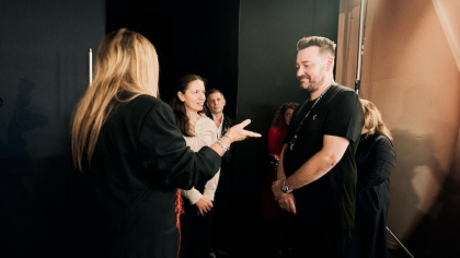 Mirabela Grădinaru, partenera președintelui României s-a întâlnit cu tinerii designeri, la deschiderea Romanian Fashion Week București 2025