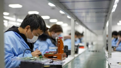 Viața de coșmar a muncitorilor chinezi din fabricile de laptopuri. Roboți și supraveghere nonstop