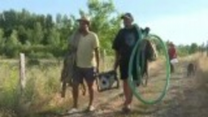Sătenii dintr-o localitate din Gorj s-au mobilizat rapid pe malul unui rău. Acțiunea colectivă e de toată lauda