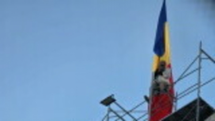 „Stegarul Dac” și-a tăiat brățara de supraveghere a arestului la domiciliu și s-a urcat pe o schelă din Piața Universității