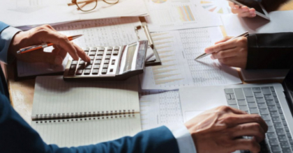 Ce rată lunară plătește un român pentru un credit de 300.000 de lei, în cazul unei majorări
