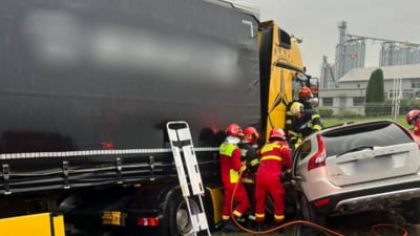 Tragedie în Suceava. O persoană a murit și alte trei au fost rănite după ce o mașină a intrat sub un tir FOTO/VIDEO