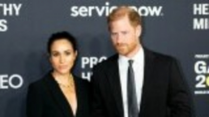 Meghan Markle şi Prinţul Harry, apariţie elegantă pe covorul roşu la Gala Zilei Mondiale a Sănătăţii Mintale. GALERIE FOTO