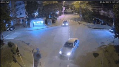 Impact violent în miez de noapte. O şoferiţă a lovit trei maşini parcate pe o stradă din Iași. Trei persoane au ajuns la spital
