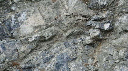 Descoperire surprinzătoare: Un nou tip de rocă terestră este creat de deșeurile industriale umane și se formează în doar 40 de ani