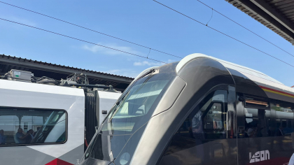 GRAMPET a pus pe șine primul tren fabricat în România după 80 de ani. Automotorul se numește Leon