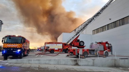 Incendiul uriaș de pe autostrada A1, care s-a întins pe 80.000 de metri pătrați, putea fi văzut din avion: încă nu a fost stins complet | VIDEO 