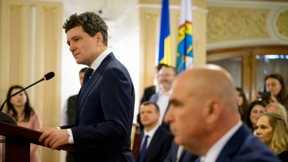 Nicuşor Dan, pe aceeaşi linie cu Ilie Bolojan în ceea ce priveşte tăierea din banii acordaţi de stat partidelor politice. „Eu sunt pentru"