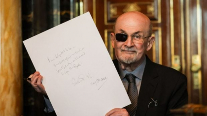 25 de ani de închisoare pentru autorul tentativei de asasinare a lui Salman Rushdie. În urma atacului, scriitorul a rămas orb la ochiul drept