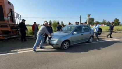 Călătorii au luat pe sus și au mutat o mașină care bloca un tren la intrarea în Rădăuți