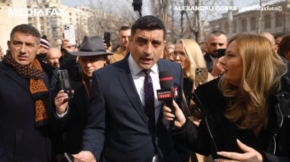 George Simion a postat luni pe Facebook imagini din timpul unei vizite pe care a făcut-o la o fabrică din Albă Iulia. „Nu vă dezamăgim, nu trădăm, îl punem pe Călin în fruntea ţării”