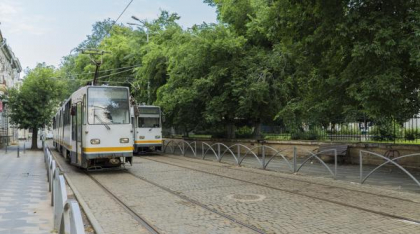 Multe autobuze, tramvaie și troleibuze din București s-au transformat în saune pe roți. Aerul în interior este irespirabil