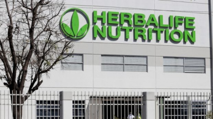Femeia a dat în judecată Herbalife, după ce a fost împinsă în piscină și rănită grav la o petrecere a companiei. Ce daune cere