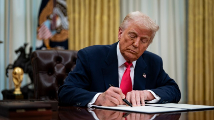 Trump aprobă prima vânzare de arme către Kiev, ridicând parțial suspendarea ajutorului militar