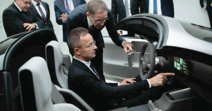 Ungaria îşi pune din nou speranţa în constructorii de automobile germani pentru repornirea creşterii economice. Guvernul vede o expansiune record a sectorului auto local mulţumită lor şi cererii pentru noile maşini electrice ale BMW, Audi şi Mercedes
