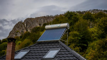 Cum îți faci viața mai ușoară în aceste vremuri grele, folosind un panou solar pentru apă caldă?