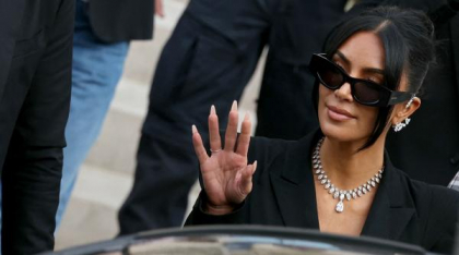 Kim Kardashian s-a dus la tribunal cu bijuterii de 8 milioane $. Istoria controversată a ținutelor vedetelor în sala de judecată