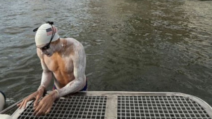 A înotat 47 km în cătușe! Michael Moreau a stabilit două recorduri mondiale într-o singură zi