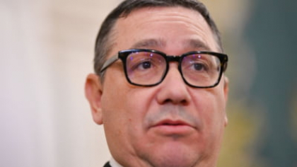 Ponta nu s-a decis pe cine sprijină în finala prezidențială și face sondaje pe Facebook. Internauții îl critică și îi cer să spună mai repede cine este alesul