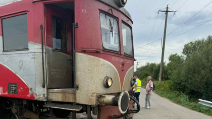 Un tren a lovit un camion cu lemne și a deraiat. Circulația feroviară este închisă între staţiile Făget şi Margina