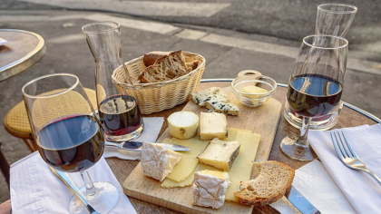 Lovitură pentru producătorii francezi de vin și brânzeturi