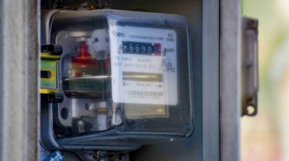 Cum își pot schima românii furnizorul de energie electrică. Din 1 iulie, crește prețul facturilor la lumină