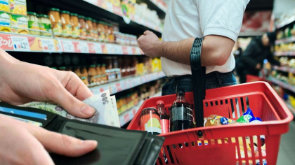 Semnalul de alarmă al economiștilor: patru valuri de scumpiri vor lovi România. Când vine primul