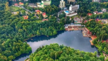 Stațiunea din România luată cu asalt de cei care au fugit de caniculă. Lacuri cu apă sărată, plimbări cu mocănița și distracție la aqua park