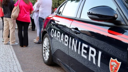 O îngrijitoare din Roma a fost arestată imediat după ce carabinierii i-au găsit în casă un întreg arsenal de arme și 140.000 de euro cash