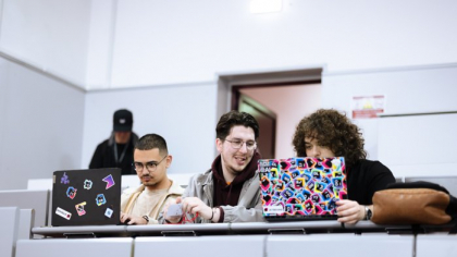 Cinci studenţi din Iaşi au câştigat UniCredit Fintech Hackathon, organizat în cadrul Romanian Creative Week, propunând sistem inovativ pentru aplicaţia Mobile Banking a UniCredit Bank. Premiul a fost de 2.500 de euro