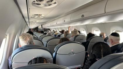 Românii platesc sume considerabile pe un loc preferențial în avion. Cele mai disputate situații apar în cazul familiior
