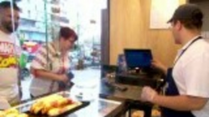 Covrigii românești, profit de peste un miliard de lei. Simigeriile fac o competiție tot mai acerbă restaurantelor fast-food