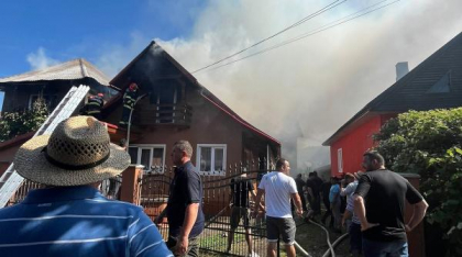 Energie electrică întreruptă în Lăpuș din cauza unui incendiu care a afectat două imobile