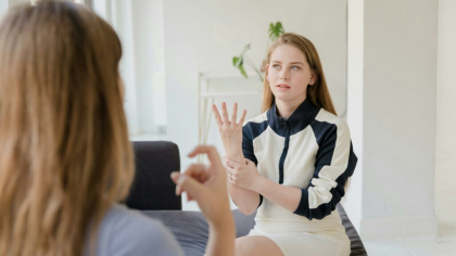 O singură doză de terapie genică ar putea să restabilească auzul la pacienții surzi