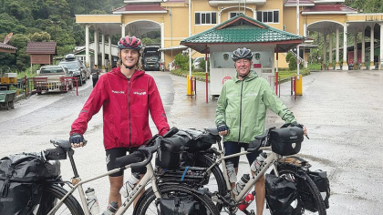 Tată şi fiu, aventură extraordinară! Au plecat în jurul lumii pe bicicletă și vor să stabiliească trei recorduri mondiale