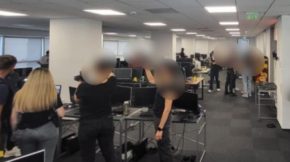 300 de suspecți, ridicați și duși la audieri într-un dosar masiv de fraude informatice. Escrocii își sunau victimele de la call center