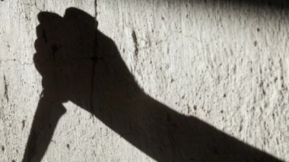 Un adolescent a fost atacat cu un cuțit și jefuit pe stradă. Poliția investighează