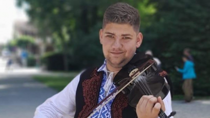 Cine este tânărul care a murit trăsnit de fulger în timp ce cânta la vioară. S-a născut într-o familie de tripleți