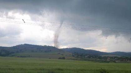 Momentul în care se formează o tornadă în Tulcea. Mesaj RO-Alert de vreme extremă