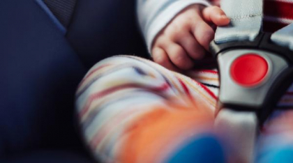 Mama condamnată la închisoare pentru că nu a vrut să pună scaun pentru copil în mașină a fugit și e căutată
