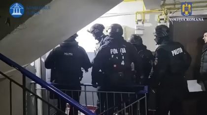 Percheziții în Galați pentru prinderea unor hoți care au furat aur în Italia. Imagini din timpul jafurilor