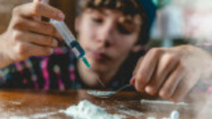 INSP: Drogurile pot afecta grav sistemul nervos, provoacă convulsii, AVC, comă, deces. Avertismentul specialiștilor