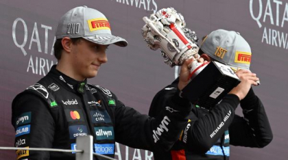 Formula 1: Primii trei clasaţi în MP al Marii Britanii au primit trofee din piese de LEGO. Cupa câștigătorului e făcută din 2.717 piese
