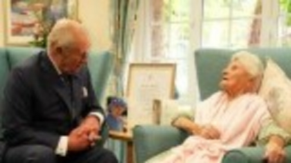 Regele Charles, în vizită la cea mai vârstnică persoană din lume. Ce i-a spus femeia de 116 ani
