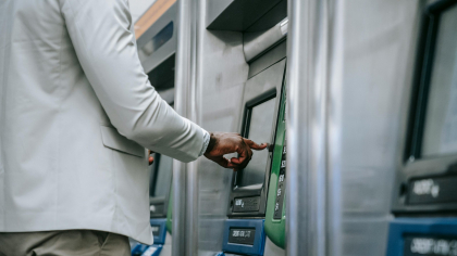 Schimbare majoră pentru toți românii care retrag bani de la bancomat